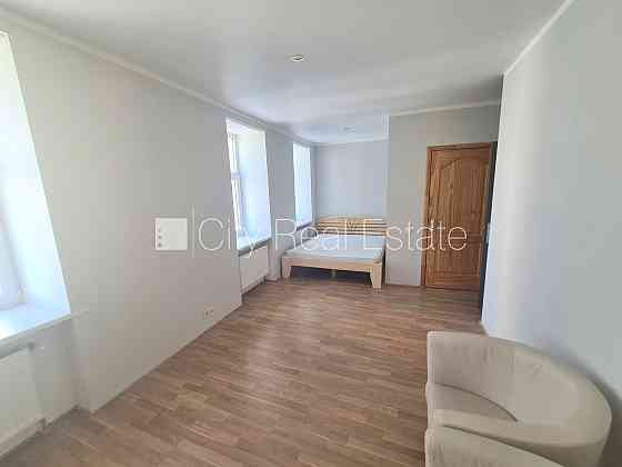 Фасадный дом, реновированный дом, закрытый двор, вход с улицы, лестничная клетка Рига