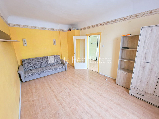 Фасадный дом, вход с улицы, лестничная клетка после косметического ремонта, окна Рига - изображение 16