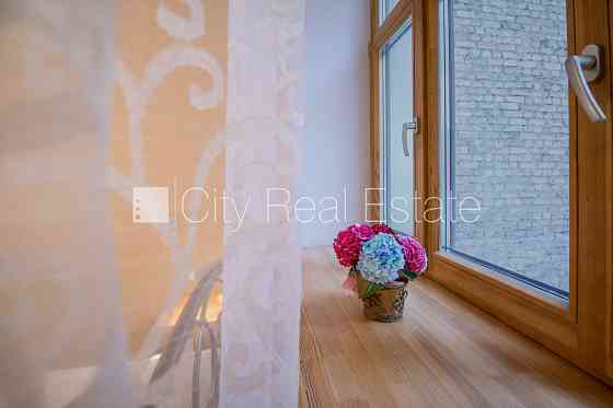 Фасадный дом, реновированный дом, вход с улицы, окна выходят в обе стороны дома, Rīga