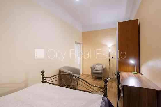 Фасадный дом, реновированный дом, вход с улицы, окна выходят в обе стороны дома, Rīga