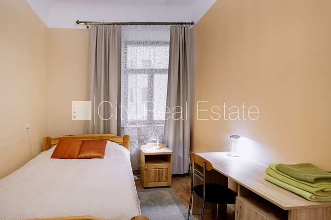 Fasādes māja, renovēta māja, ieeja no ielas, logi vērsti mājas abās pusēs, pilnā apdare, Rīga - foto 11