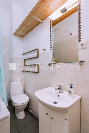 Pagalma ēka, labiekārtota apzaļumota teritorija, vieta automašīnai, ir lifts, kāpņu telpa Rīga - foto 19