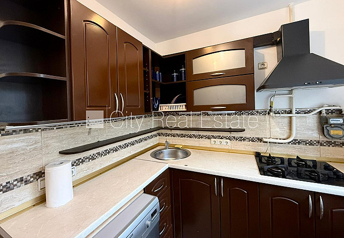 Дом во дворе, благоустроенная озеленённая территория, места для нескольких Рига - изображение 19