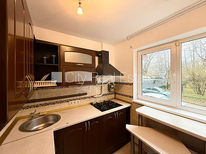 Дом во дворе, благоустроенная озеленённая территория, места для нескольких Рига - изображение 18