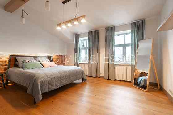 Фасадный дом, реновированный дом, закрытый двор, вход с улицы и со двора, бельэтаж, Рига