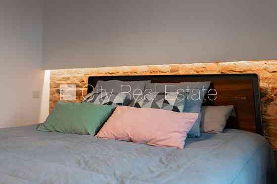 Фасадный дом, реновированный дом, закрытый двор, вход с улицы и со двора, бельэтаж, Рига