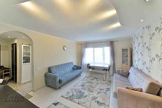 Pārdod mēbelētu, siltu, gaišu, četristabu dzīvokli labā stāvoklī, trīs izolētas guļamistabas, divi s Rīga