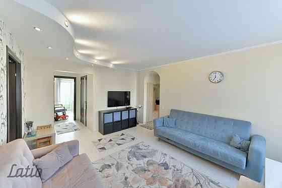 Pārdod mēbelētu, siltu, gaišu, četristabu dzīvokli labā stāvoklī, trīs izolētas guļamistabas, divi s Rīga