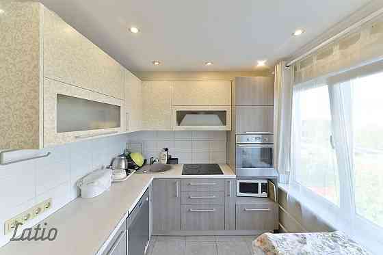 Pārdod mēbelētu, siltu, gaišu, četristabu dzīvokli labā stāvoklī, trīs izolētas guļamistabas, divi s Rīga