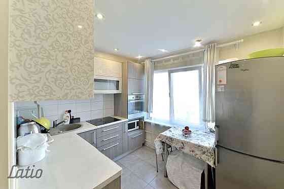 Pārdod mēbelētu, siltu, gaišu, četristabu dzīvokli labā stāvoklī, trīs izolētas guļamistabas, divi s Rīga