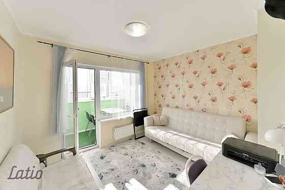 Pārdod mēbelētu, siltu, gaišu, četristabu dzīvokli labā stāvoklī, trīs izolētas guļamistabas, divi s Rīga