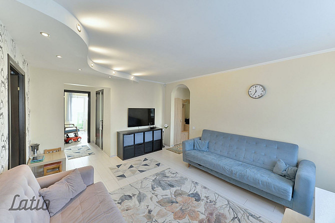 Pārdod mēbelētu, siltu, gaišu, četristabu dzīvokli labā stāvoklī, trīs izolētas Rīga - foto 1