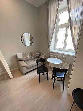 Фасадный дом, реновированный дом, вход с улицы, лифт, лестничная клетка после Rīga