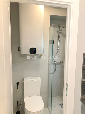 Fasādes māja, renovēta māja, ieeja no ielas, ir lifts, kāpņu telpa pēc kapitālā remonta, Rīga - foto 20