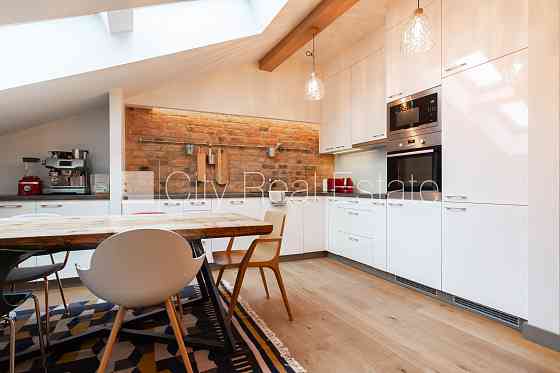 Въездные ворота оснащены автоматической подъёмной системой, бесплатная стоянка Рига