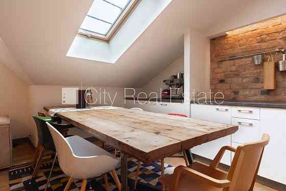 Въездные ворота оснащены автоматической подъёмной системой, бесплатная стоянка Рига