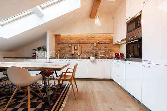 Въездные ворота оснащены автоматической подъёмной системой, бесплатная стоянка Рига