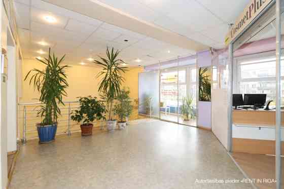Izīrē telpas tirdzniecības centrā "Maxima" Ziepniekkalnā. Telpas izvietotas ēkas otrajā stāvā ar iee Рига
