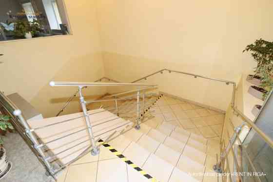 Izīrē telpas tirdzniecības centrā "Maxima" Ziepniekkalnā. Telpas izvietotas ēkas otrajā stāvā ar iee Рига