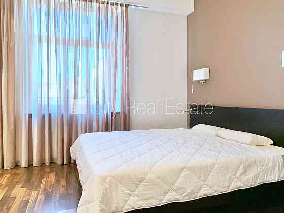 Новостройка, благоустроенный озеленённый двор, подземная стоянка, во дворе Рига