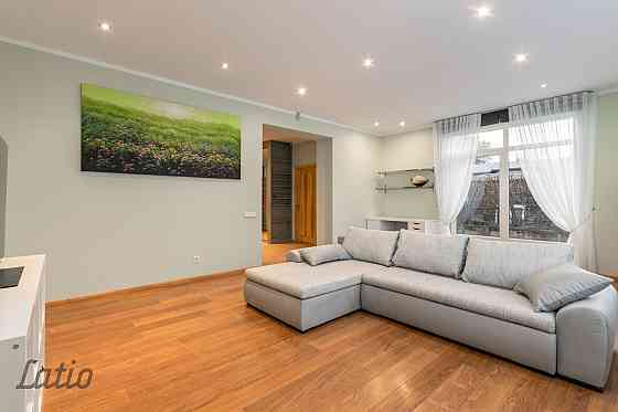 Pārdod mājīgu un pilnībā mēbelētu divstāvu privātmāju Jūrmalā  īpašumu, kurš apvieno patīkamu mieru  Jūrmala