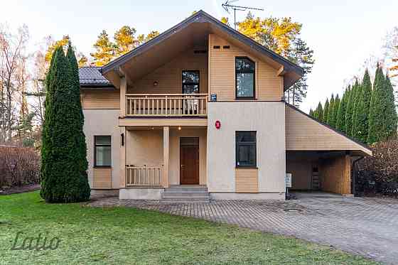 Pārdod mājīgu un pilnībā mēbelētu divstāvu privātmāju Jūrmalā  īpašumu, kurš apvieno patīkamu mieru  Jūrmala