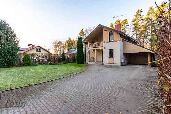 Pārdod mājīgu un pilnībā mēbelētu divstāvu privātmāju Jūrmalā  īpašumu, kurš apvieno patīkamu mieru  Jūrmala