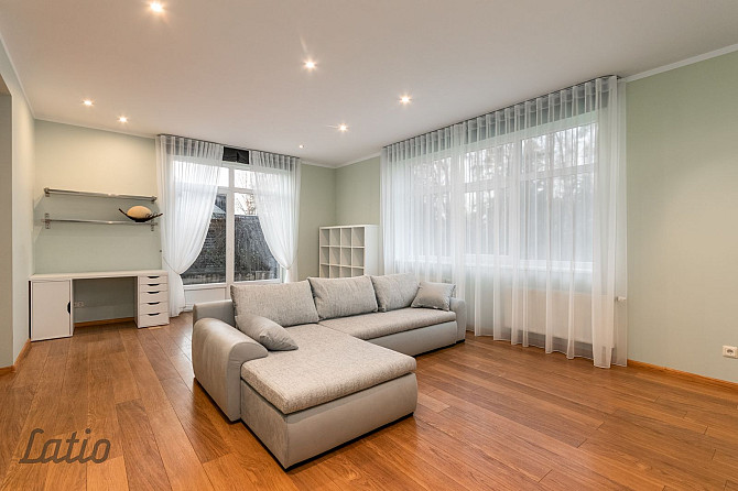 Pārdod mājīgu un pilnībā mēbelētu divstāvu privātmāju Jūrmalā  īpašumu, kurš apvieno Jūrmala - foto 5