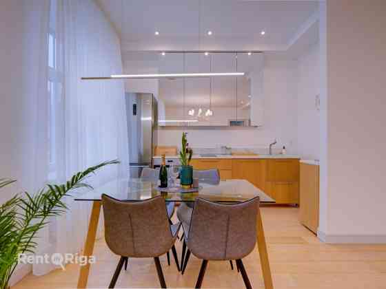 Красивая фасадная квартира в полностью реновированном доме. Квартира полностью Рига