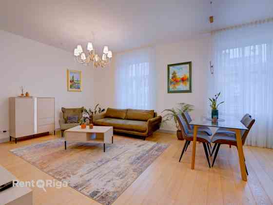 Красивая фасадная квартира в полностью реновированном доме. Квартира полностью Рига