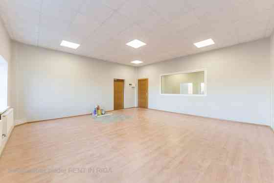 Birojs Torņakalnā  + Plānojums: viena liela telpa. + Koplietošanas WC. + Teritorija apsargāta 24/7.  Рига