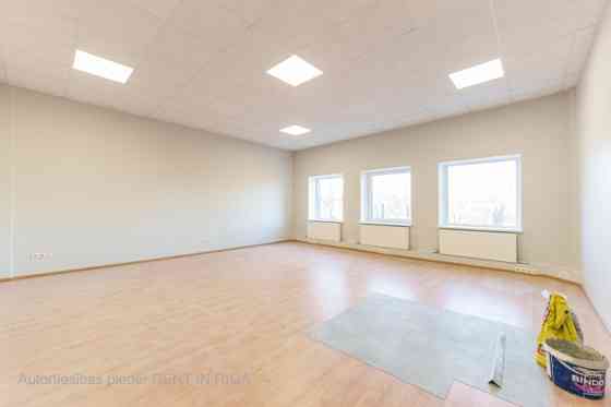 Birojs Torņakalnā  + Plānojums: viena liela telpa. + Koplietošanas WC. + Teritorija apsargāta 24/7.  Рига