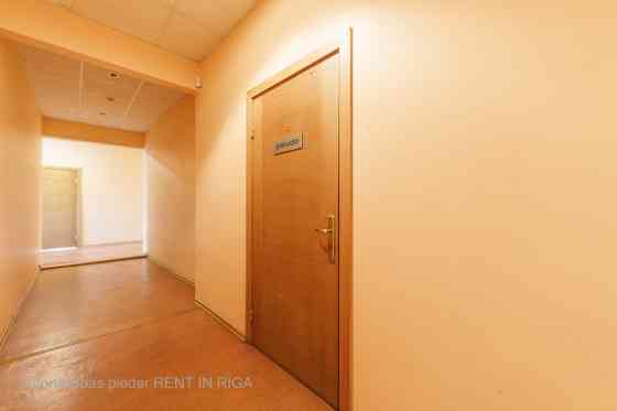 Birojs Torņakalnā  + Plānojums: viena liela telpa. + Koplietošanas WC. + Teritorija apsargāta 24/7.  Рига