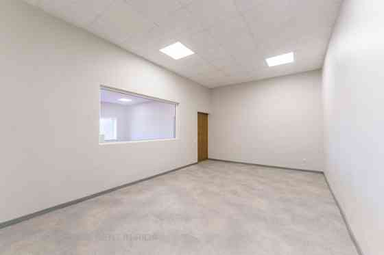 Birojs Torņakalnā  + Plānojums: viena liela telpa. + Koplietošanas WC. + Teritorija apsargāta 24/7.  Рига