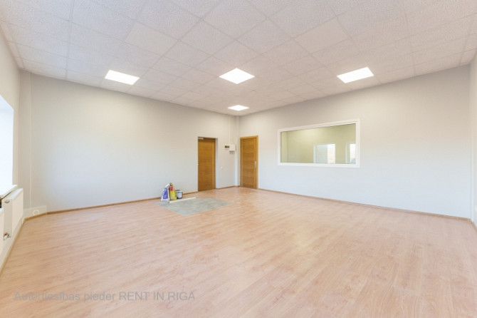 Birojs Torņakalnā  + Plānojums: viena liela telpa. + Koplietošanas WC. + Teritorija apsargāta 24/7.  Рига - изображение 2