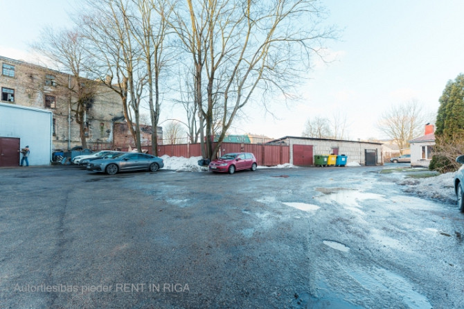 Birojs Torņakalnā  + Plānojums: viena liela telpa. + Koplietošanas WC. + Teritorija apsargāta 24/7.  Рига - изображение 7