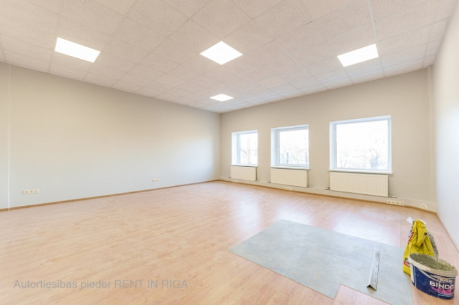 Birojs Torņakalnā  + Plānojums: viena liela telpa. + Koplietošanas WC. + Teritorija apsargāta 24/7.  Рига - изображение 1