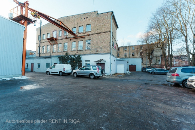 Birojs Torņakalnā  + Plānojums: viena liela telpa. + Koplietošanas WC. + Teritorija apsargāta 24/7.  Рига - изображение 8