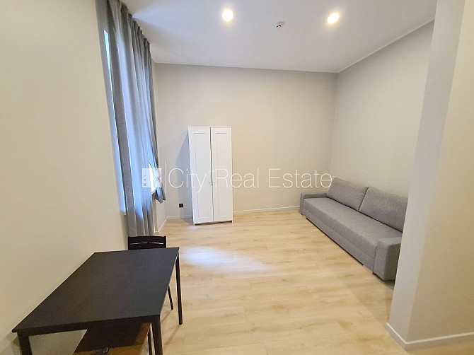 Здание во дворе, вход с улицы и со двора, окна выходят во двор, студио, кухня Рига - изображение 18