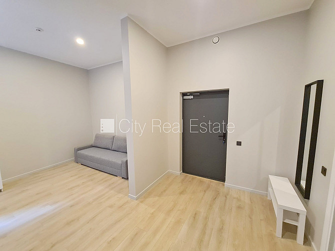 Здание во дворе, вход с улицы и со двора, окна выходят во двор, студио, кухня Рига - изображение 19