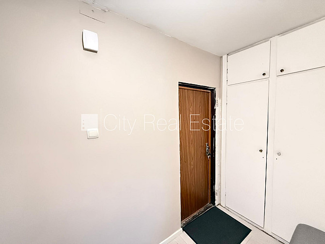 Pagalma ēka, labiekārtota apzaļumota teritorija, vieta vairākām automašīnām, teritorijas Rīga - foto 11