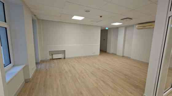 Biroja telpas labi uzturētā biroju ēkā Meierovica bulvārī 16, minūtes gājiena attālumā no Laimas pul Рига