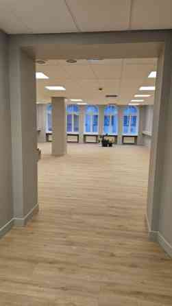 Biroja telpas labi uzturētā biroju ēkā Meierovica bulvārī 16, minūtes gājiena attālumā no Laimas pul Рига