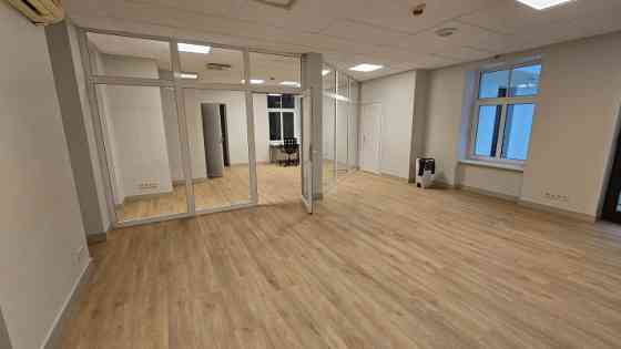 Biroja telpas labi uzturētā biroju ēkā Meierovica bulvārī 16, minūtes gājiena attālumā no Laimas pul Рига