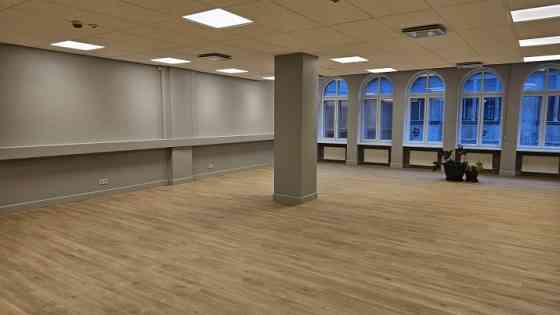 Biroja telpas labi uzturētā biroju ēkā Meierovica bulvārī 16, minūtes gājiena attālumā no Laimas pul Рига