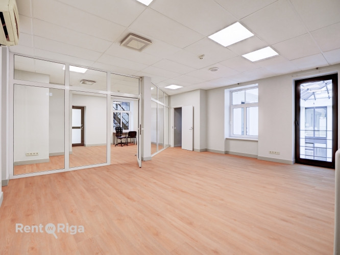 Office premises in a well-maintained office building at Meierovica Boulevard 16, just a one-minute w Рига - изображение 16