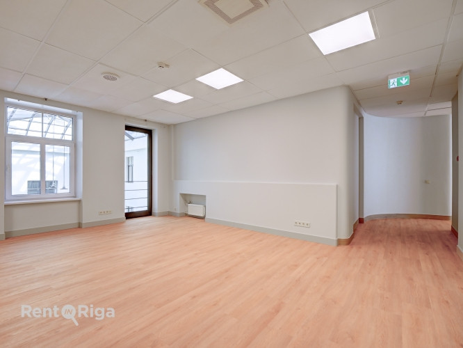 Office premises in a well-maintained office building at Meierovica Boulevard 16, just a one-minute w Рига - изображение 17
