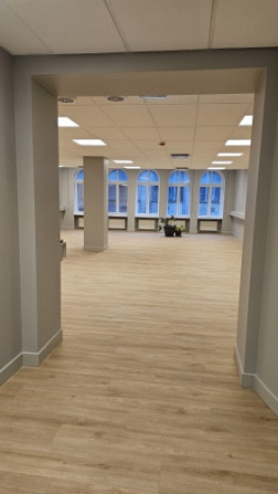 Biroja telpas labi uzturētā biroju ēkā Meierovica bulvārī 16, minūtes gājiena attālumā no Laimas pul Рига - изображение 2