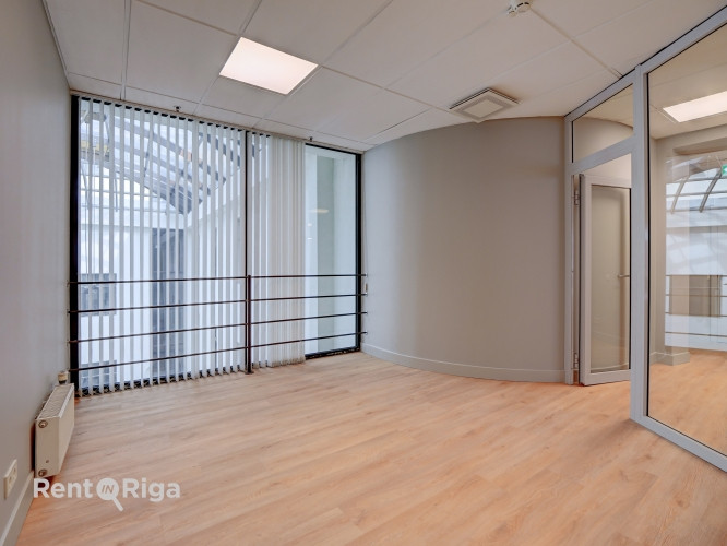 Office premises in a well-maintained office building at Meierovica Boulevard 16, just a one-minute w Рига - изображение 14