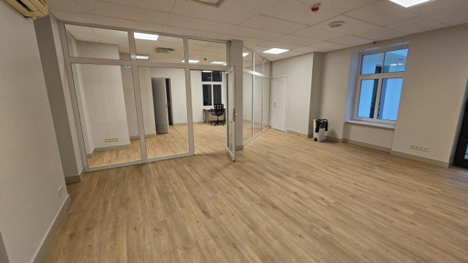 Biroja telpas labi uzturētā biroju ēkā Meierovica bulvārī 16, minūtes gājiena attālumā no Laimas pul Рига - изображение 3